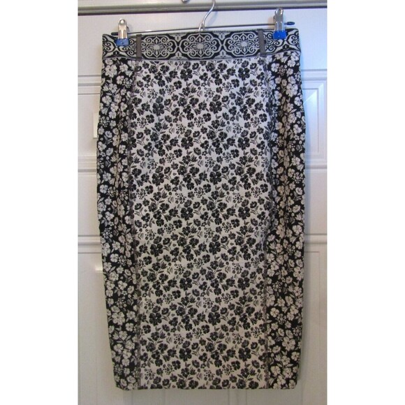 In Earnest by Bryon Lars NWOT Black White Lace Wildflower Skirt Retail $325 Sz 4 - Picture 3 of 7